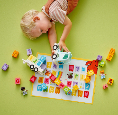 Конструктор LEGO DUPLO Town Вантажівка з абеткою фото